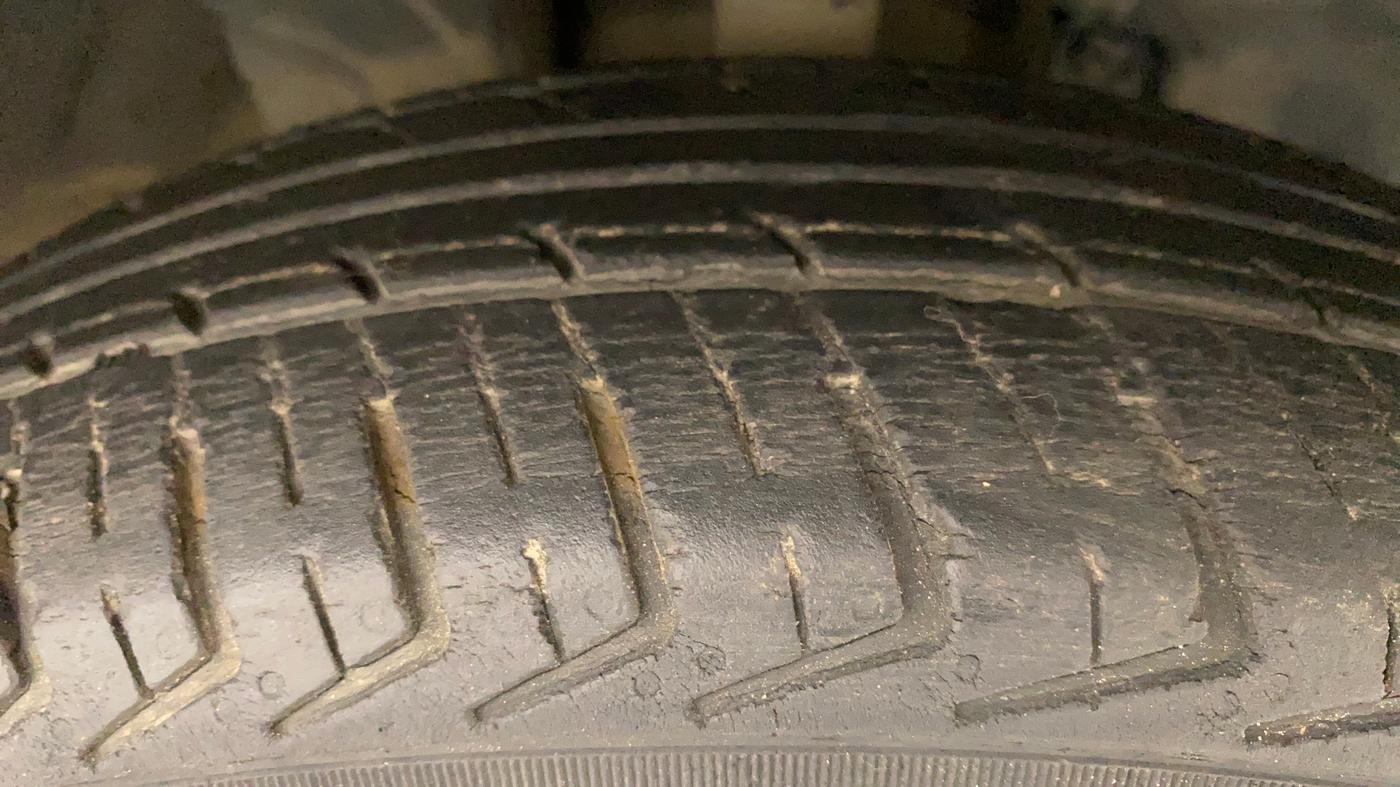 2017 Renault Kwid RXT 1.0 AMT (O), Petrol, Automatic, 47,617 km, Right Front Tyre Tread