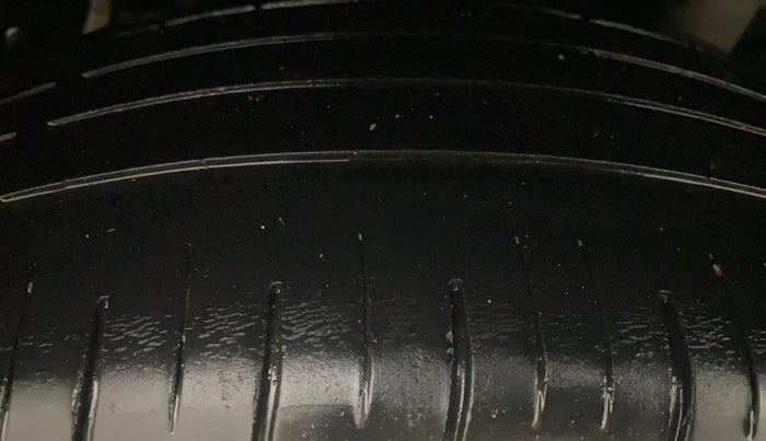 2022 Mahindra XUV700 AX 5 P MT 7 STR, Petrol, Manual, 65,429 km, Left Rear Tyre Tread