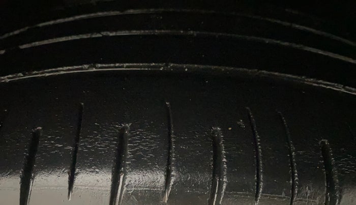 2022 Mahindra XUV700 AX 5 P MT 7 STR, Petrol, Manual, 65,429 km, Right Front Tyre Tread