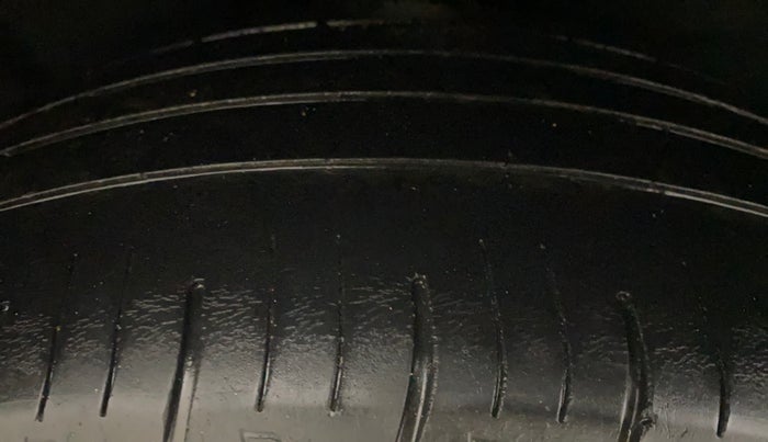 2022 Mahindra XUV700 AX 5 P MT 7 STR, Petrol, Manual, 65,429 km, Right Rear Tyre Tread