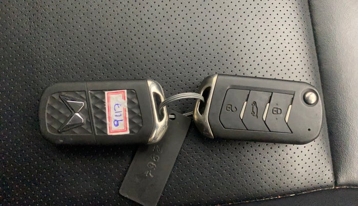 2022 Mahindra XUV700 AX 5 P MT 7 STR, Petrol, Manual, 65,429 km, Key Close Up