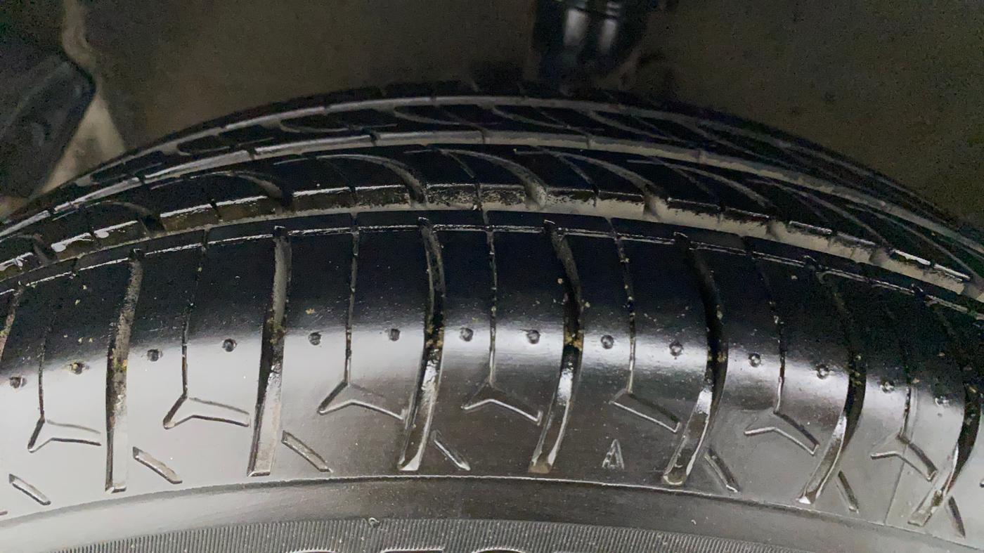 2012 Hyundai i20 MAGNA 1.2, CNG, Manual, 43,608 km, Left Front Tyre Tread
