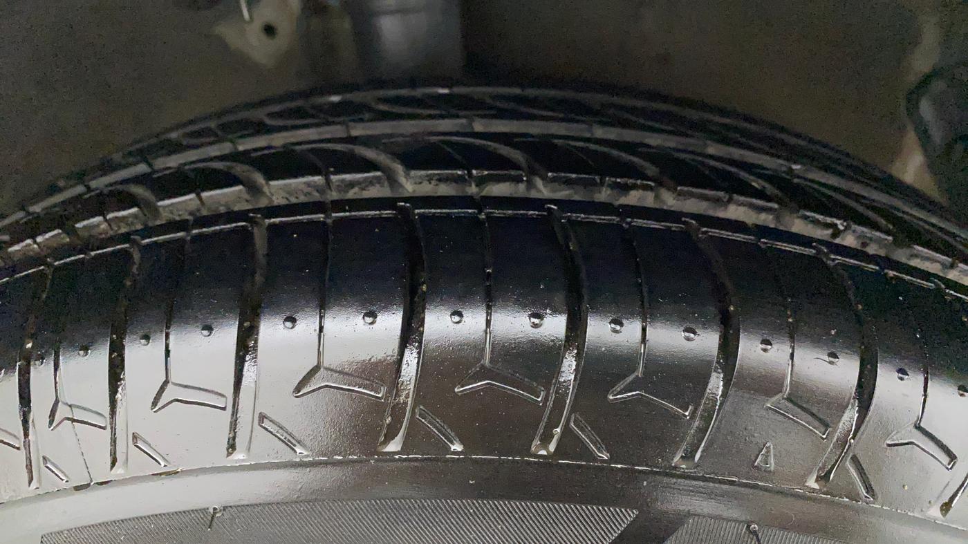 2012 Hyundai i20 MAGNA 1.2, CNG, Manual, 43,608 km, Right Front Tyre Tread