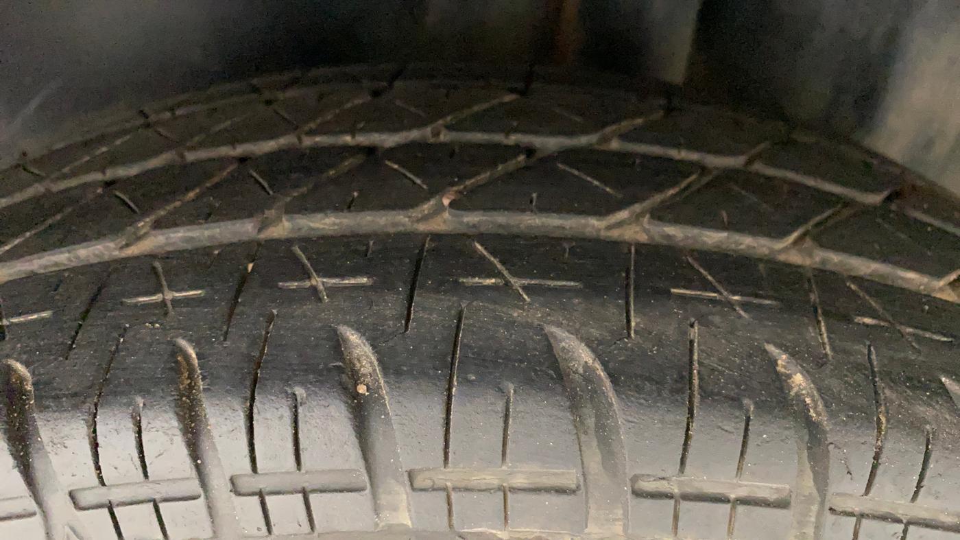 2011 Maruti Swift VXI, Petrol, Manual, 60,020 km, Left Rear Tyre Tread