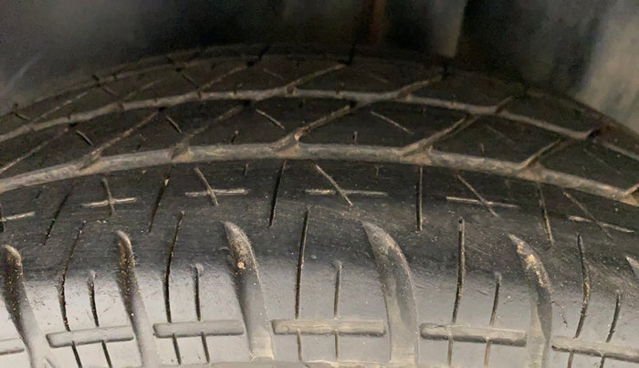 2011 Maruti Swift VXI, Petrol, Manual, 60,020 km, Left Rear Tyre Tread