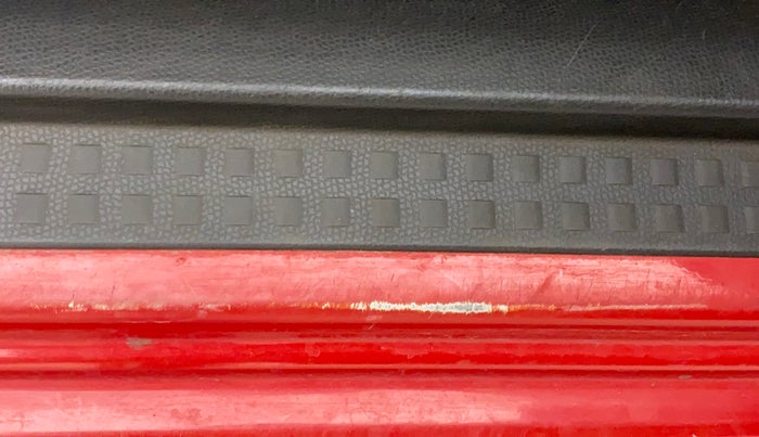 2011 Maruti Swift VXI, Petrol, Manual, 60,020 km, Right running board - Minor scratches