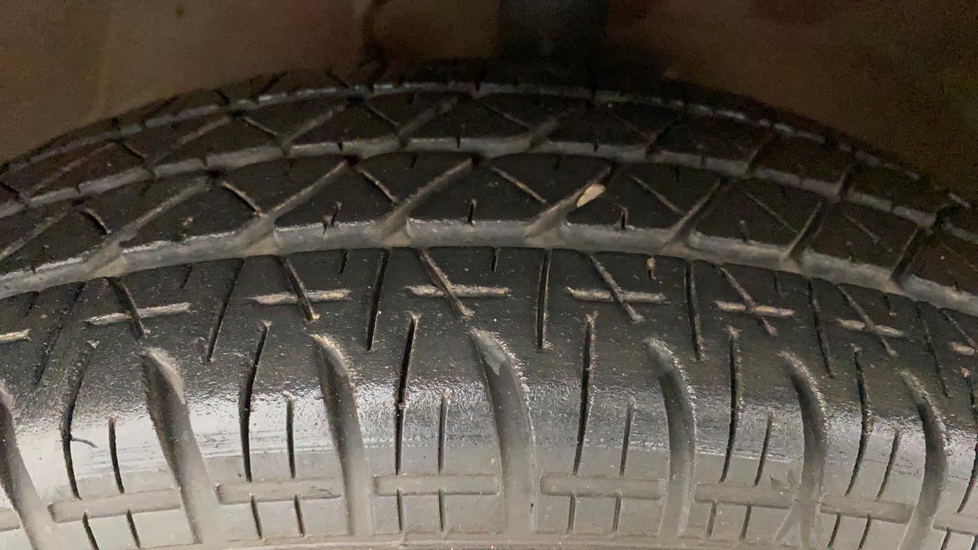 2011 Maruti Swift VXI, Petrol, Manual, 60,020 km, Right Front Tyre Tread