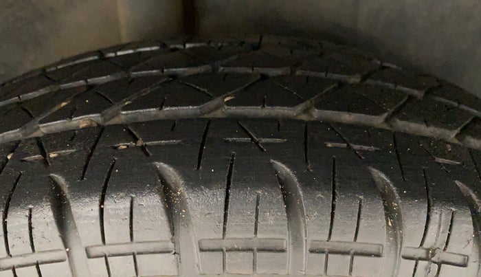 2011 Maruti Swift VXI, Petrol, Manual, 60,020 km, Right Rear Tyre Tread
