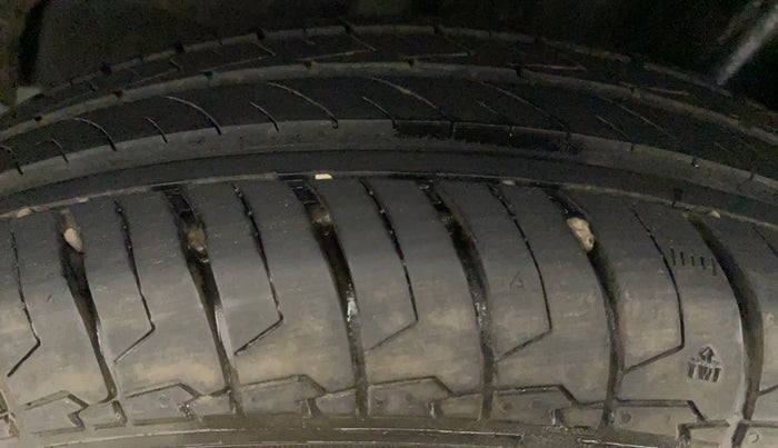 2021 Maruti Swift VXI, Petrol, Manual, 11,860 km, Right Front Tyre Tread