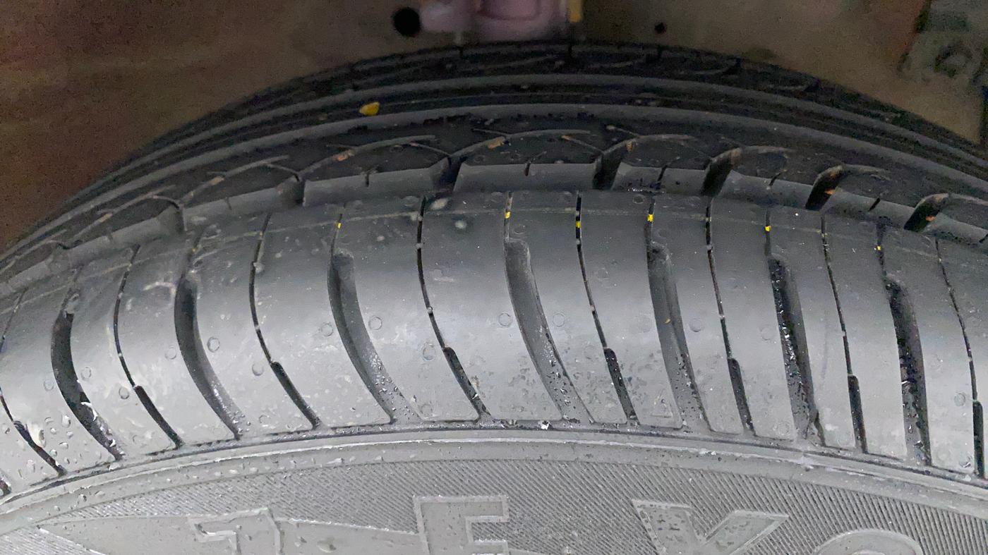 2017 Maruti Swift Dzire VXI, Petrol, Manual, 87,595 km, Right Front Tyre Tread