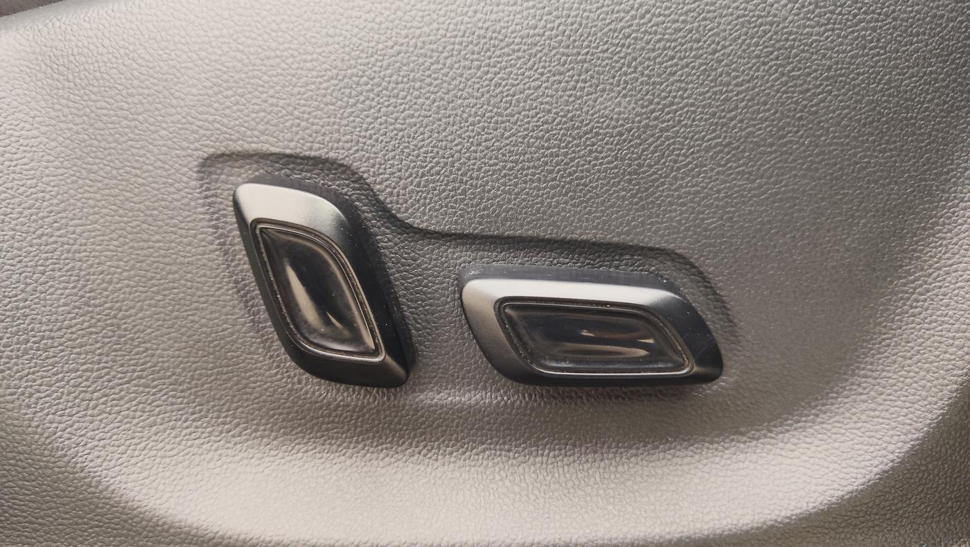 2022 MG ASTOR SHARP EX 1.5 MT, Petrol, Manual, 23,248 km, Driver Side Adjustment Panel