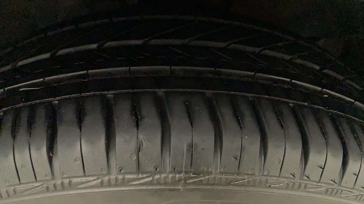 2016 Maruti Baleno DELTA PETROL 1.2, Petrol, Manual, 43,373 km, Right Front Tyre Tread