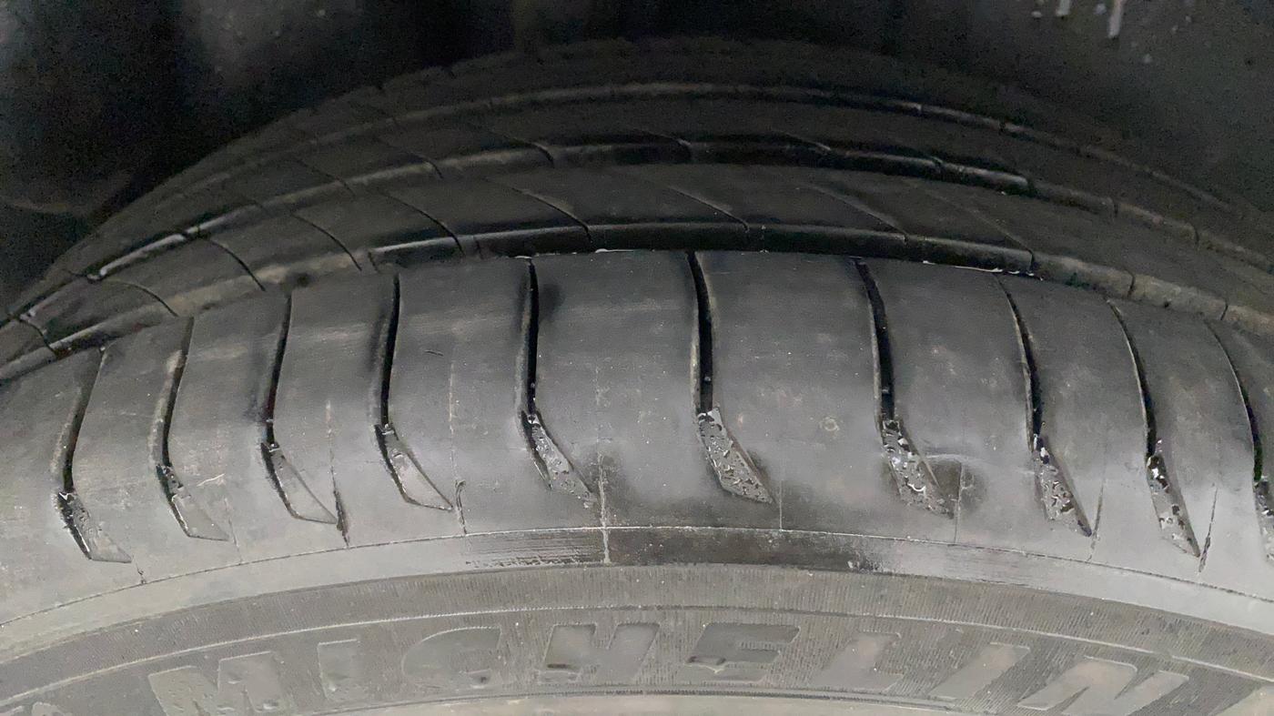 2018 Volkswagen Ameo HIGHLINE PLUS 1.5L AT 16 ALLOY, Diesel, Automatic, 42,170 km, Right Rear Tyre Tread