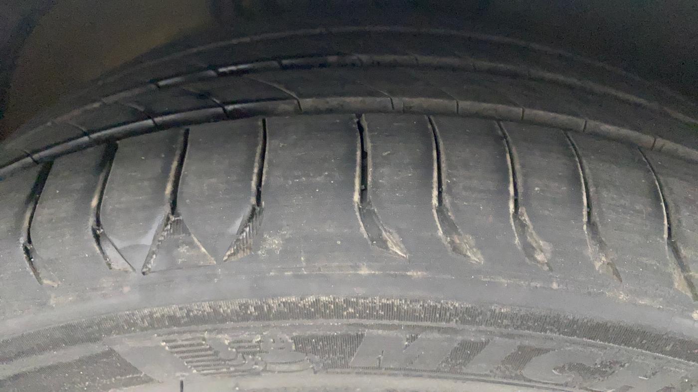 2018 Volkswagen Ameo HIGHLINE PLUS 1.5L AT 16 ALLOY, Diesel, Automatic, 42,170 km, Right Front Tyre Tread