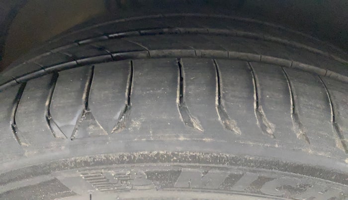 2018 Volkswagen Ameo HIGHLINE PLUS 1.5L AT 16 ALLOY, Diesel, Automatic, 42,170 km, Right Front Tyre Tread