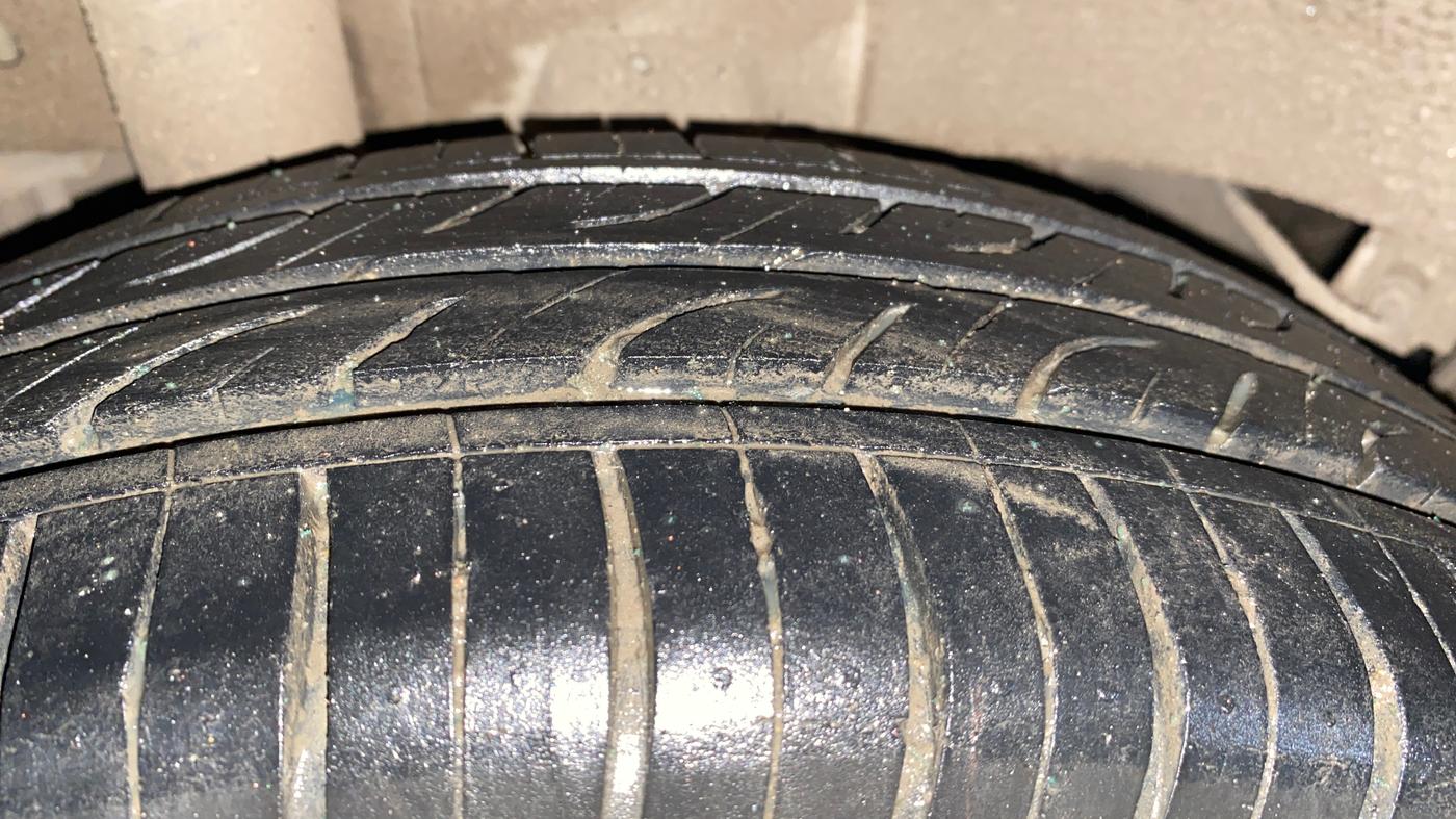 2016 Mahindra Kuv100 K4 6 STR, Petrol, Manual, 65,165 km, Right Rear Tyre Tread