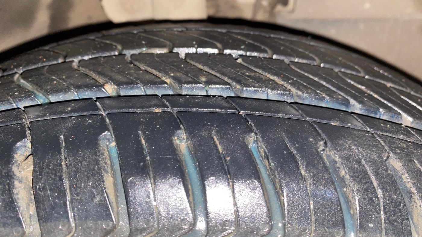 2016 Mahindra Kuv100 K4 6 STR, Petrol, Manual, 65,165 km, Right Front Tyre Tread