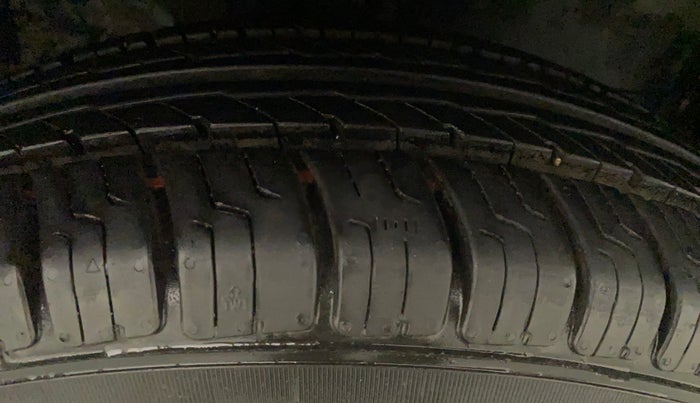 2011 Maruti Ritz VXI, Petrol, Manual, 96,515 km, Right Front Tyre Tread