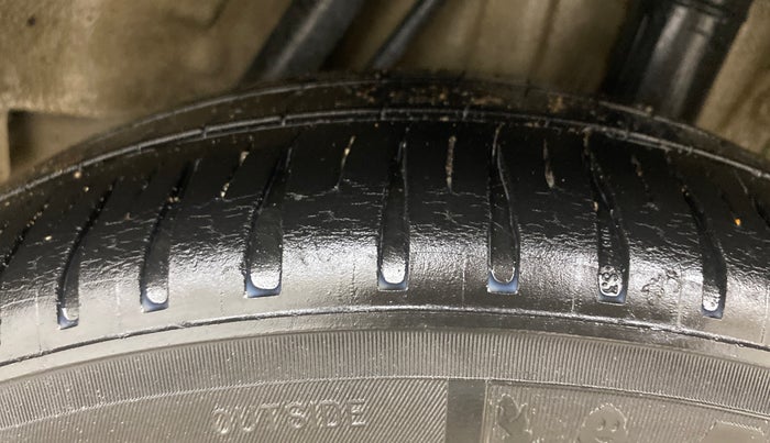 2016 Honda City 1.5L I-VTEC VX (O) MT, Petrol, Manual, 1,20,304 km, Left Rear Tyre Tread