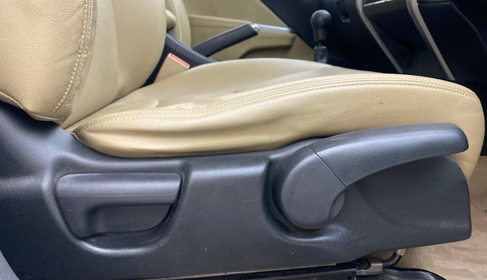 2016 Honda City 1.5L I-VTEC VX (O) MT, Petrol, Manual, 1,20,304 km, Driver Side Adjustment Panel