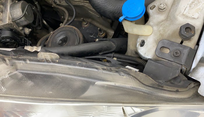 2012 Maruti Ertiga VDI, Diesel, Manual, 1,01,302 km, Right headlight - Clamp has minor damage