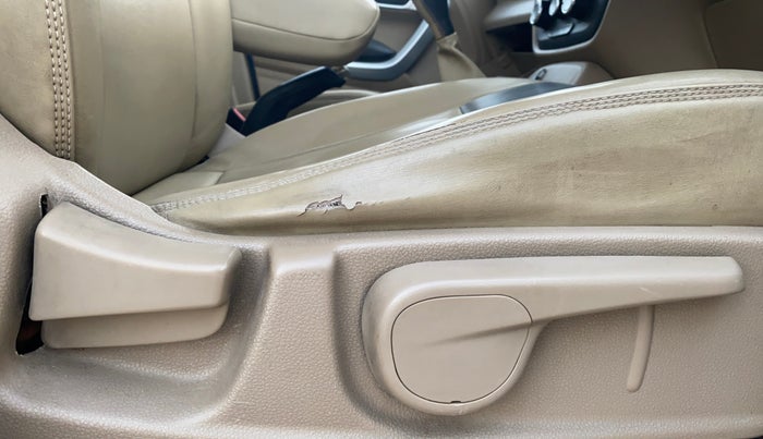 2016 Mahindra TUV300 T8, Diesel, Manual, 91,139 km, Driver Side Adjustment Panel