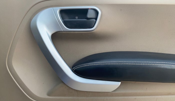 2016 Mahindra TUV300 T8, Diesel, Manual, 91,139 km, Driver Side Door Panels Control