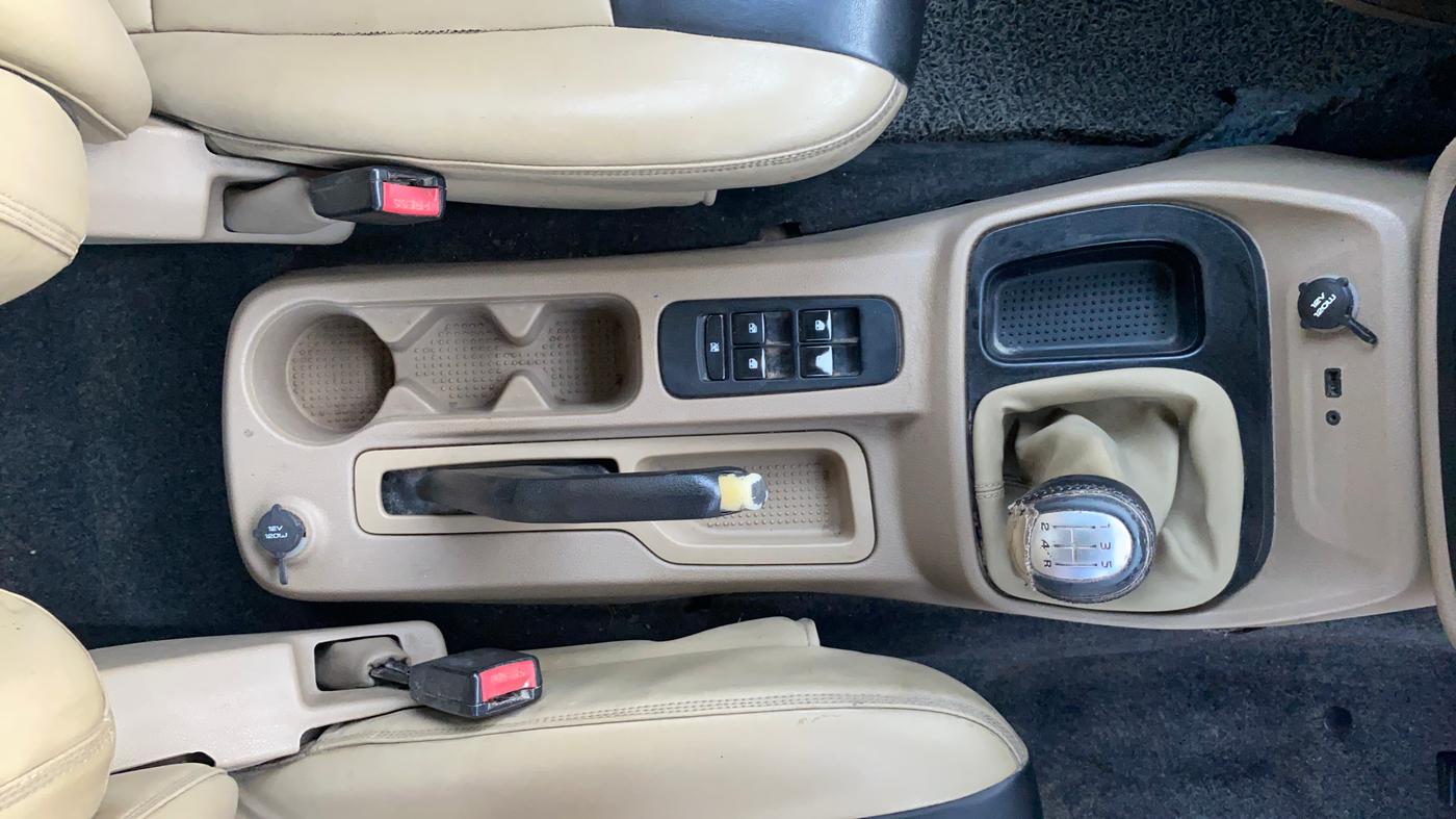 2016 Mahindra TUV300 T8, Diesel, Manual, 91,171 km, Gear Lever