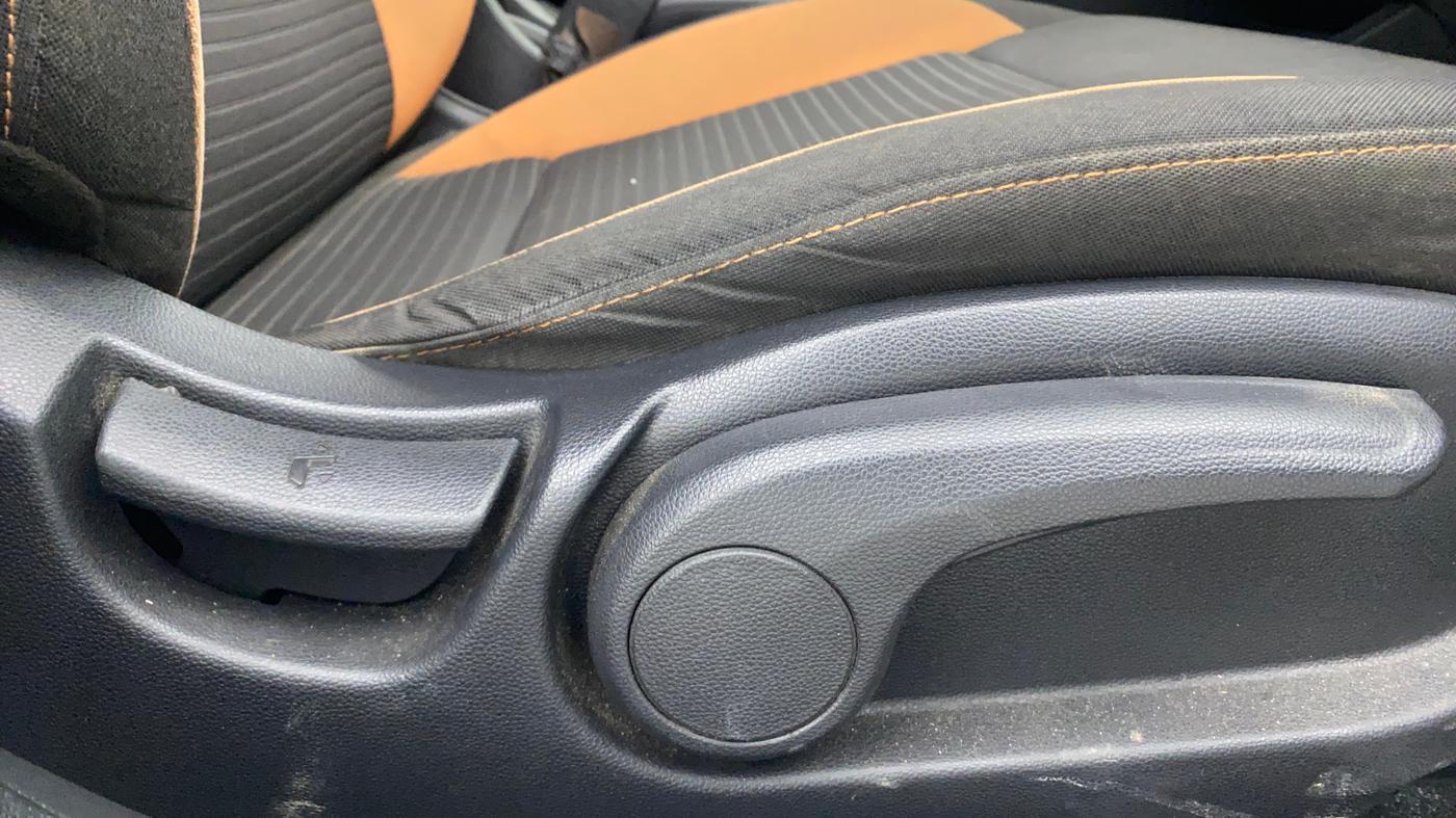 2017 Hyundai i20 Active 1.2 SX, Petrol, Manual, 74,502 km, Driver Side Adjustment Panel
