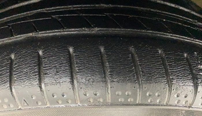 2015 Volkswagen Polo HIGHLINE1.2L, Petrol, Manual, 65,226 km, Left Front Tyre Tread