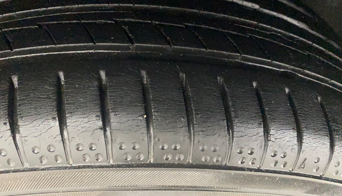 2015 Volkswagen Polo HIGHLINE1.2L, Petrol, Manual, 65,226 km, Right Rear Tyre Tread