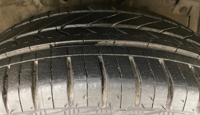 2016 Maruti Swift ZXI D, Petrol, Manual, 50,619 km, Right Front Tyre Tread