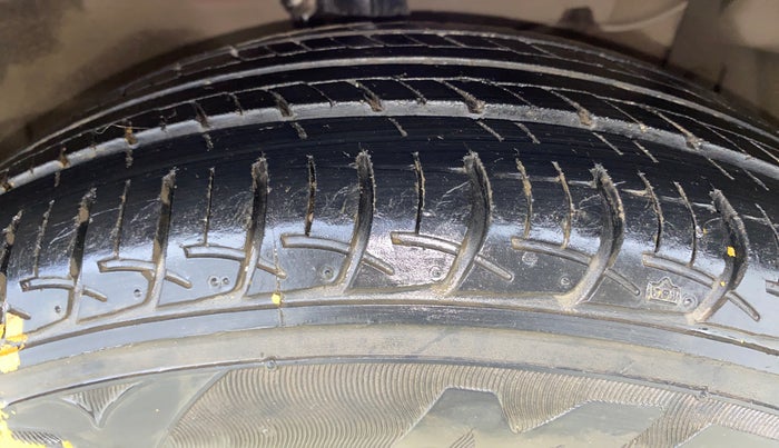 2017 Maruti Ciaz ZETA DIESEL 1.3, Diesel, Manual, 57,230 km, Right Front Tyre Tread