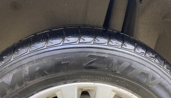 2015 Maruti Ciaz ZDI SHVS, Diesel, Manual, 97,981 km, Left Rear Tyre Tread