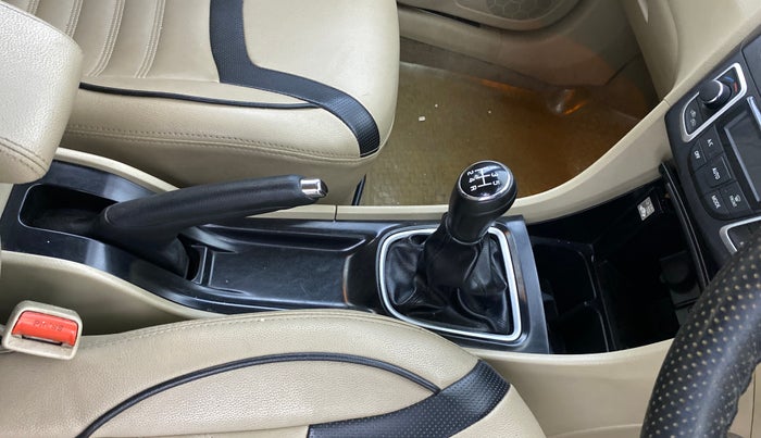 2015 Maruti Ciaz ZDI SHVS, Diesel, Manual, 97,981 km, Gear Lever