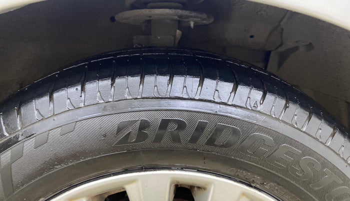 2015 Maruti Ciaz ZDI SHVS, Diesel, Manual, 97,981 km, Right Front Tyre Tread