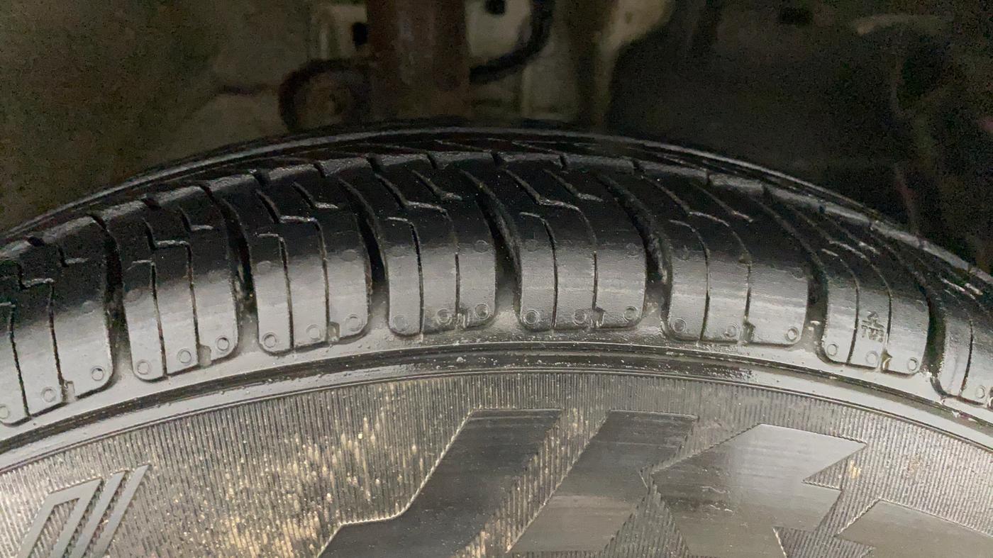 2017 Mahindra KUV 100 NXT K4+ D 6 STR, Diesel, Manual, 98,054 km, Right Front Tyre Tread