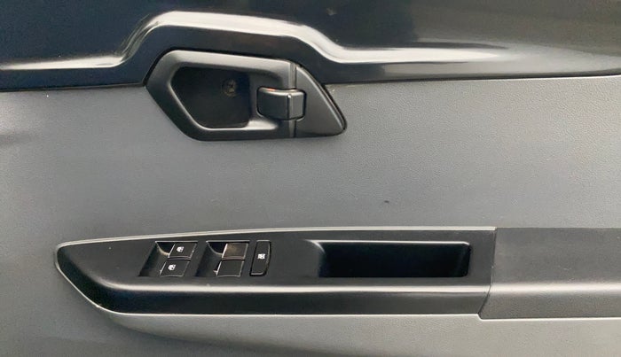 2017 Mahindra KUV 100 NXT K4+ D 6 STR, Diesel, Manual, 98,096 km, Driver Side Door Panels Control