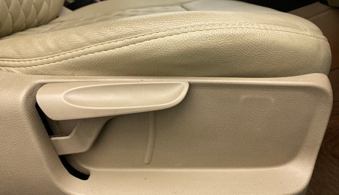 2017 Volkswagen Ameo HIGHLINE 1.5L AT (D), Diesel, Automatic, 77,821 km, Driver Side Adjustment Panel