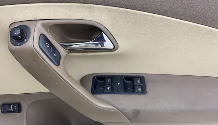 2013 Skoda Rapid AMBITION 1.6 MPI MT PLUS, Petrol, Manual, 83,915 km, Driver Side Door Panels Control