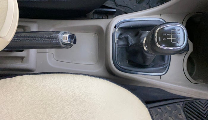 2013 Skoda Rapid AMBITION 1.6 MPI MT PLUS, Petrol, Manual, 83,915 km, Gear Lever