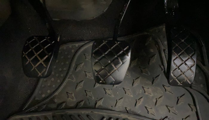 2013 Skoda Rapid AMBITION 1.6 MPI MT PLUS, Petrol, Manual, 83,915 km, Pedals