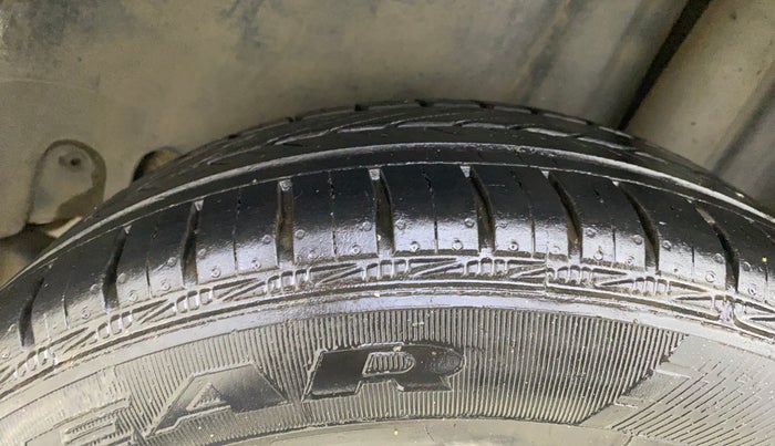 2013 Skoda Rapid AMBITION 1.6 MPI MT PLUS, Petrol, Manual, 83,915 km, Left Rear Tyre Tread