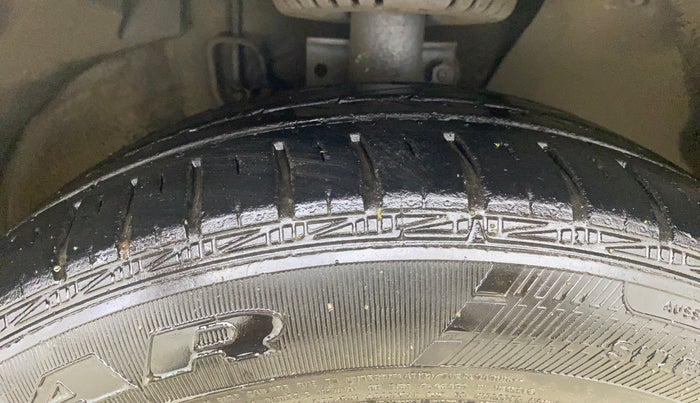 2013 Skoda Rapid AMBITION 1.6 MPI MT PLUS, Petrol, Manual, 83,915 km, Right Front Tyre Tread