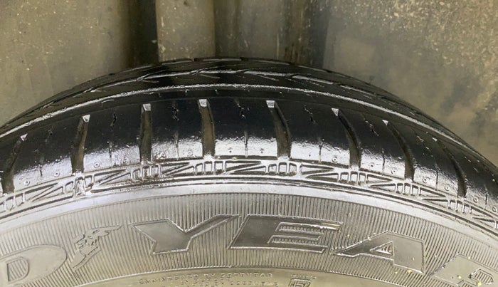 2013 Skoda Rapid AMBITION 1.6 MPI MT PLUS, Petrol, Manual, 83,915 km, Right Rear Tyre Tread