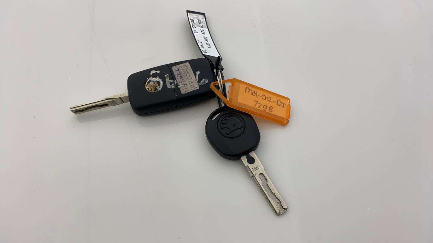 2013 Skoda Rapid AMBITION 1.6 MPI MT PLUS, Petrol, Manual, 83,954 km, Key Close Up