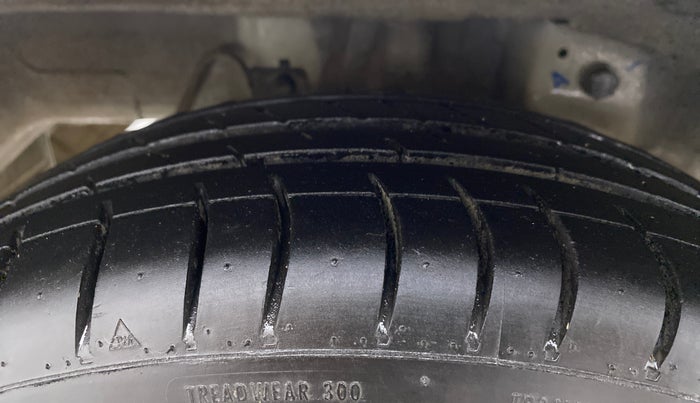 2017 Hyundai Eon ERA PLUS, Petrol, Manual, 80,627 km, Right Rear Tyre Tread