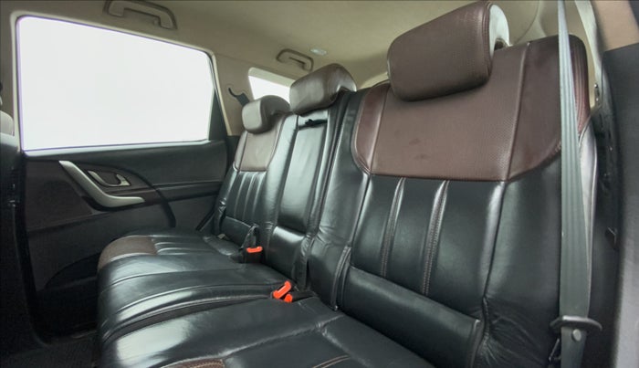 2014 Mahindra XUV500 W8 FWD, Diesel, Manual, 40,807 km, Right Side Door Cabin View