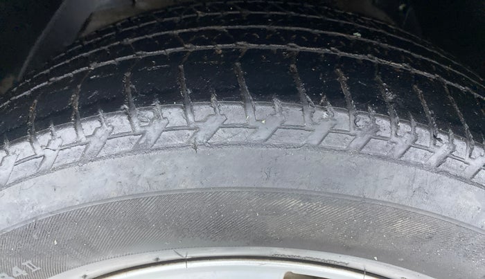 2014 Mahindra XUV500 W8 FWD, Diesel, Manual, 40,807 km, Left Front Tyre Tread