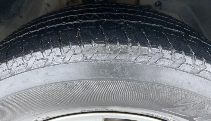 2014 Mahindra XUV500 W8 FWD, Diesel, Manual, 40,807 km, Right Front Tyre Tread